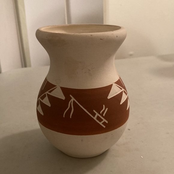 1984 Sioux Pottery Artist Marie Black Tail Deer Rapid City South Dakota Pottery - Picture 4 of 6